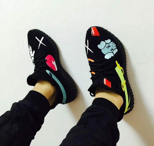yeezy 350 v2 kaws