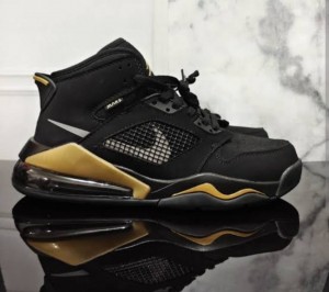 jordan mars 270 black gold mens
