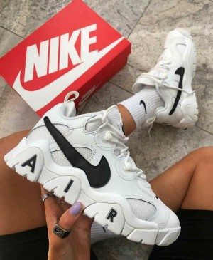 nike air barrage on feet