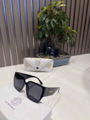 Versace glass for all black