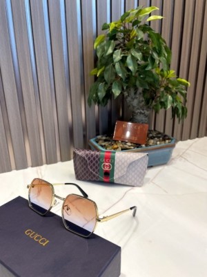 Gucci gold shade