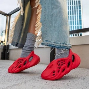 Adidass Yeezy foam runner vermilion