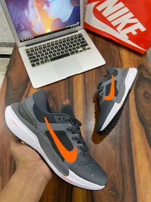 Nikee Zoom Vomero 15 Gray
