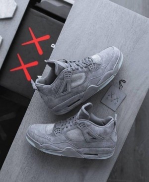 NIKEE AIR JORDAN RETRO 4 KAWS SEMI UA