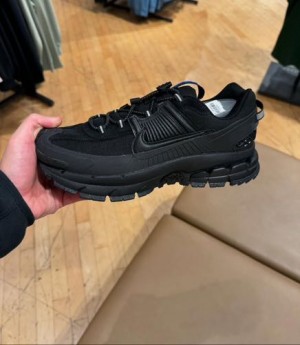 Nikee Zoom Vomero Roam triple Black