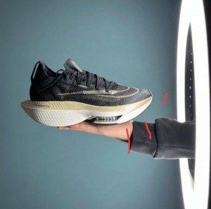 Nik_e air zoom alphafly next 2 black gold