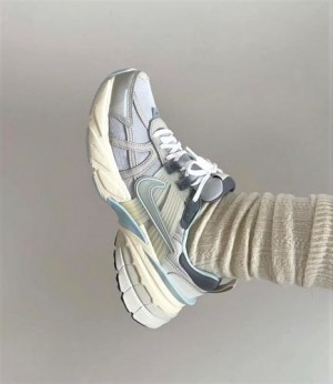 NIK.E V2K LIGHT BONE METALLIC PLATINUM WOMEN