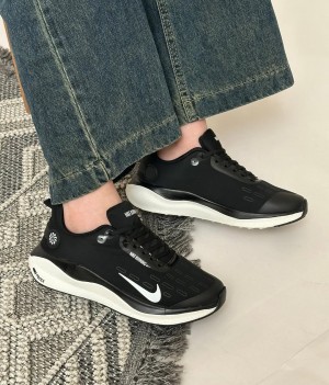 Nikee.  infinity run 4 gore tex black white