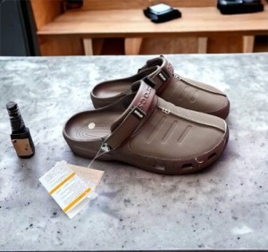 CROCSS YUKON BROWN CLOG 5
