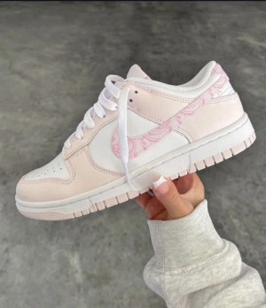 NIK.E SB DUNK LOW ESSENTIAL PAISLEY PACK PINK WOMEN S