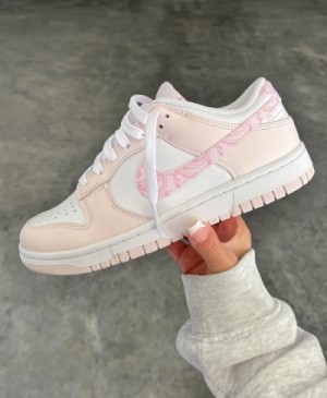 NIKEE. DUNK LOW PINK PAISLEY