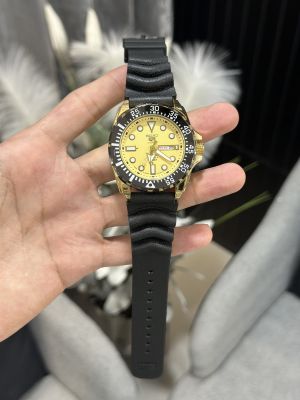 Seiko Diver Sports 5 Quartz Yellow 