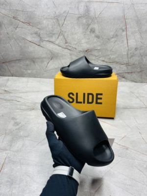 ADIDAS_YEEZY_BLACK_1104