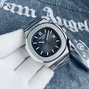 Patek_philippe Nautilus Quartz silver grey