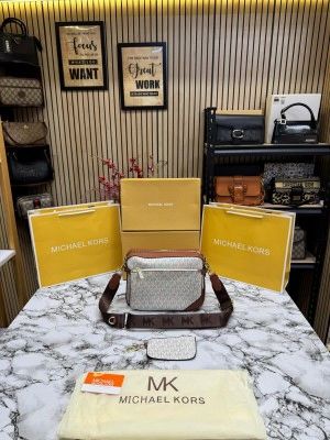 Michael_kors camera jet set combo with og box and dust bag premium quality (BIEGE BROWN) M996