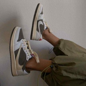 Air_ jordann_ retro _1 travis scott _low _reverse_mocha (womens)