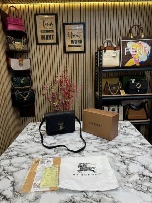 BURBERRY_TB_GRAINED_LEATHER_BAG_BLACK_DAMAGE_BOX_NO_RETURN