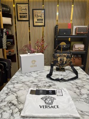 Versace shoulder bag in gold accents with magnetic closure bag (Black and gold)