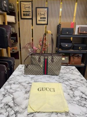 GUCCI_GG_SUPREME_WITH_MATCHING_WALLET_AND_DUST_BAG_(BROWN)