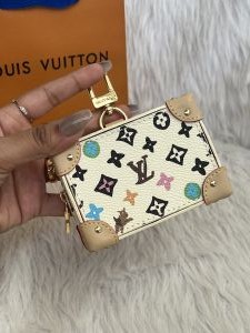 Louis_Vuitton_Mini_Bagcharm_With_CarryBag