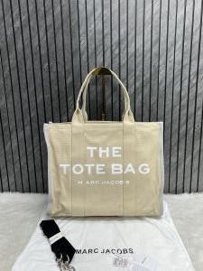 Marc_Jacob_TheToteBag_Canvas_With_DustCover_LongBelt