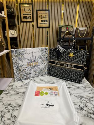 Christian_Dior_Book_Tote_With_Scarf_And_Logo_Pendent_Including_Box_Dustbag_(Black)