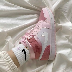 Air Jordan Retro 1 mid digital pink