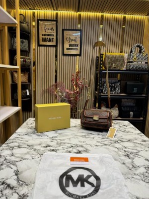 michael_kors bradshaw monogram camera bag with og box and dust bag (60041-brown)