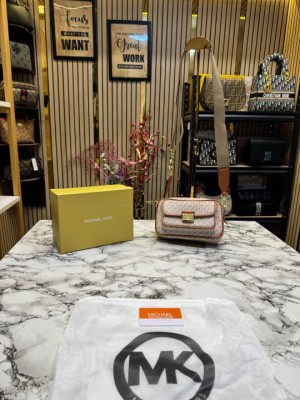 michael_kors bradshaw monogram camera bag with og box and dust bag (60041-beige)