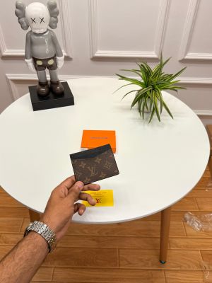 Louis_vuitton_lv_premium_card_holder_with_ogbox_and_card_ea107