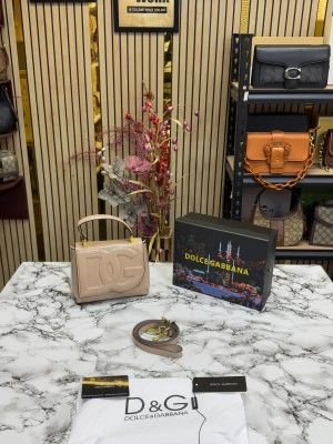 Dolce_&_Gabbana_lacquered_bag_mini_DG Logo_(Cream)