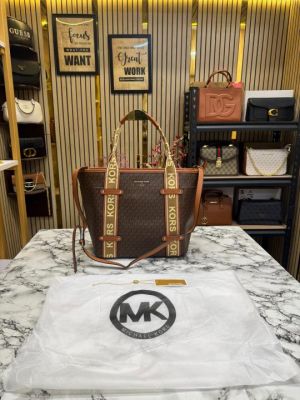 MICHAEL_KORS MAEVE SIGNATURE LOGO SMALL CONVERTIBLE OPEN TOTE WITH DUST BAG (BROWN)