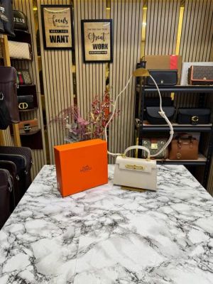 Hermes Kelly Top Handle Bag With Box (White)