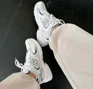 NEW . BALANCE 530 WHITE BLACK