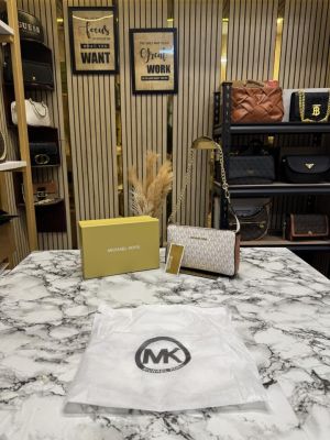 MICHAEL_KORS JET SET LEATHER POUCHETTE WITH OG BOX AND DUST BAG (1930-BEIGE)