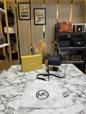 MICHAEL_KORS CHARM SLING BAG WITH OG BOX AND DUST BAG PREMIUM QUALITY (BLACK-5575)