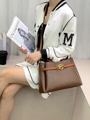 Michael_Kors_Jet_Set_monogram-print_shoulder_bag_800