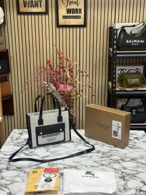 BURBERR_Y CANVAS HORSEFERRY SHOULDER BAG WITH OG BOX AND DUST BAG (BLACK)