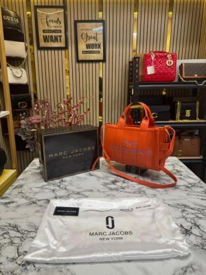 Marc Jacob The Tote Bag Medium With Box And Dust Bag (Tea)