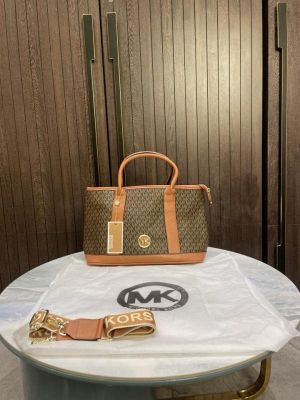 Michael_kors luisa Medium Logo with dust bag 354