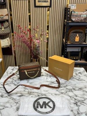 MICHAEL_KORS JET SET CAMERA CROSSBODY WITH SLING WITH OG BOX AND DUST BAG (BROWN)