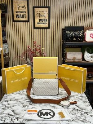  MICHAEL_KORS JET SET TRAVEL CROSSBODY BAG WITH OG BOX AND DUST BAG WITH CARRY BAG PREMIUM QUALITY (BEIGE) M7021