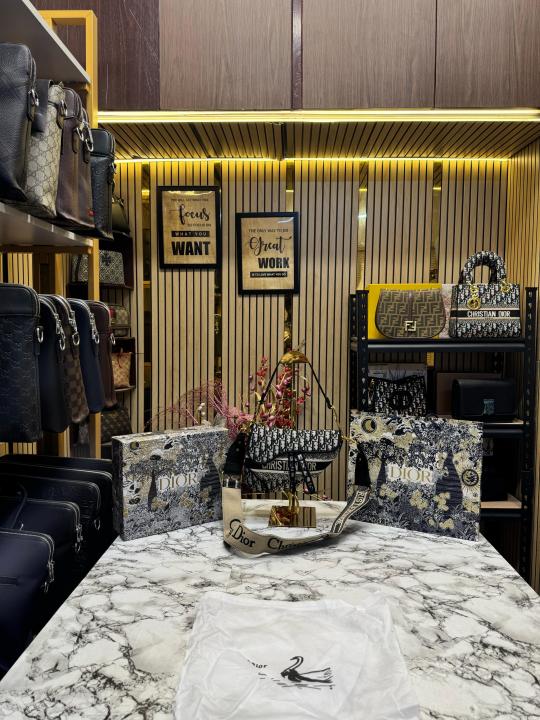 Christian_dior_saddle_shoulder_bag_with_original_box_and_dustbag_including_carrybag_(6858-black)