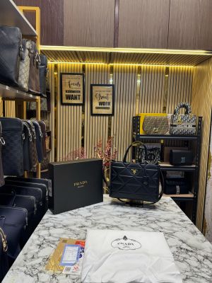 Prad_a Symbol Tote Bag With Slightly Damage Box And Dust Bag (Black)