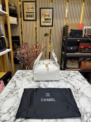 Chane_l handbag Grained calfskin & gold-tone metal white 