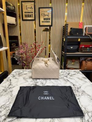 Chane_l handbag Grained calfskin & gold-tone metal cream   