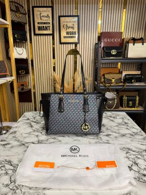 Michael_Kors Voyager Premium Quality Tote Bag With Dust Bag (Black)