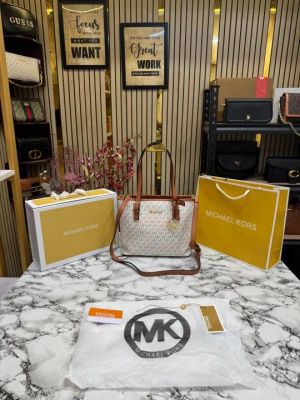 Michael_Kors Jet Set Travel With Box And Dust Bag Including Carry Bag (Beige)