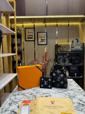 louis_vuitton neonoe shoulder bag with og box and dust bag premium quality