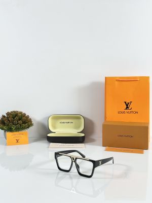 Louis_Vuitton_1502_Gold_Black_Frame